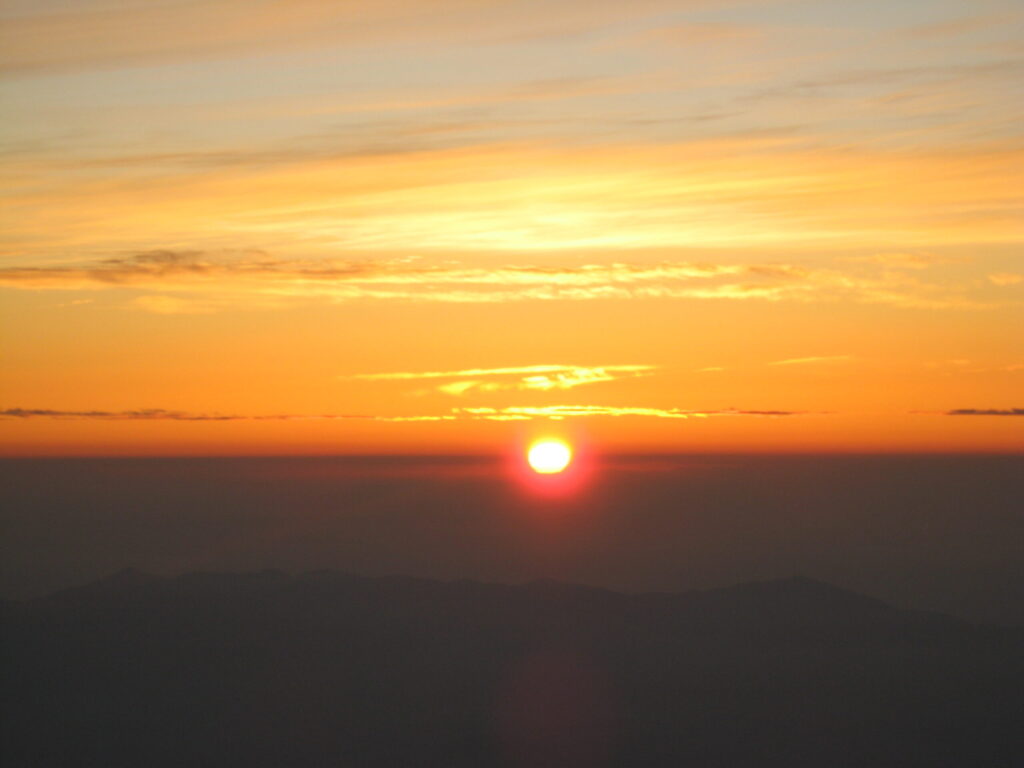 本八合目から眺めるご来光の写真