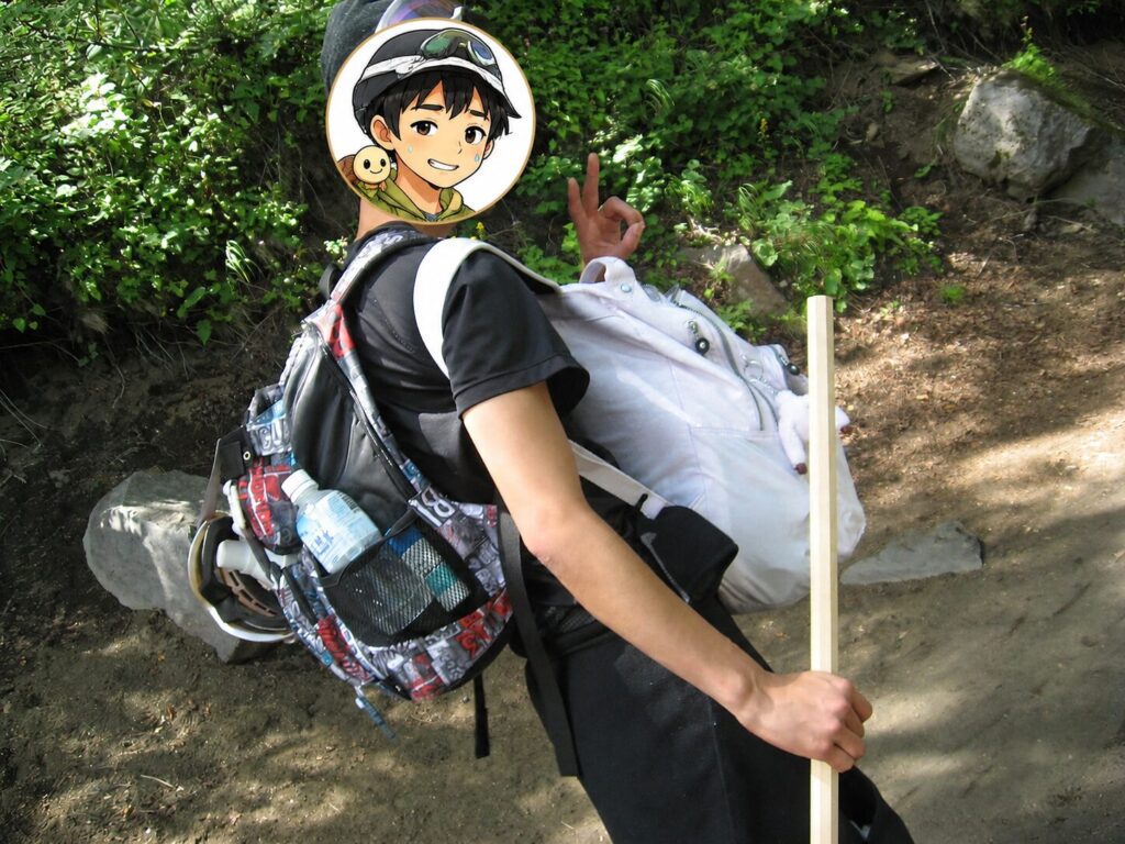 富士登山中の男性の写真