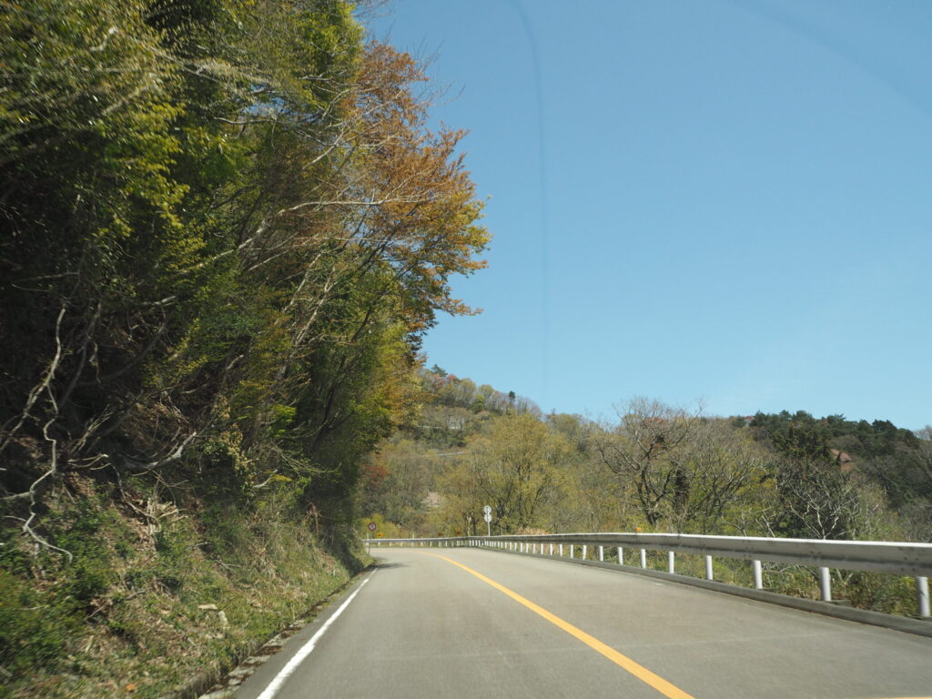 ドライブウェイと青空