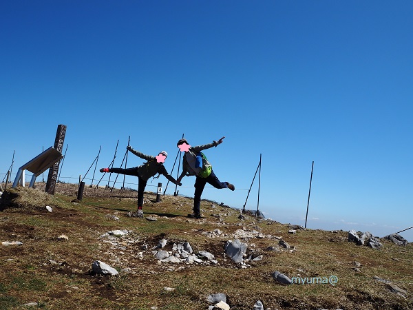 山頂でポーズ
