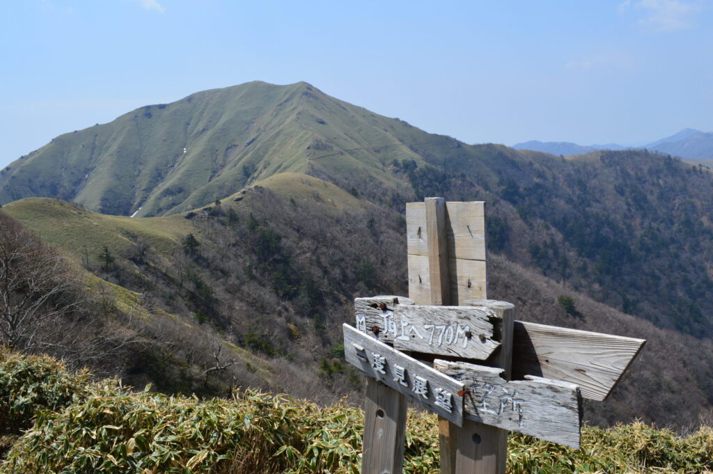 剣山の二度見展望の道標と次郎笈の眺め