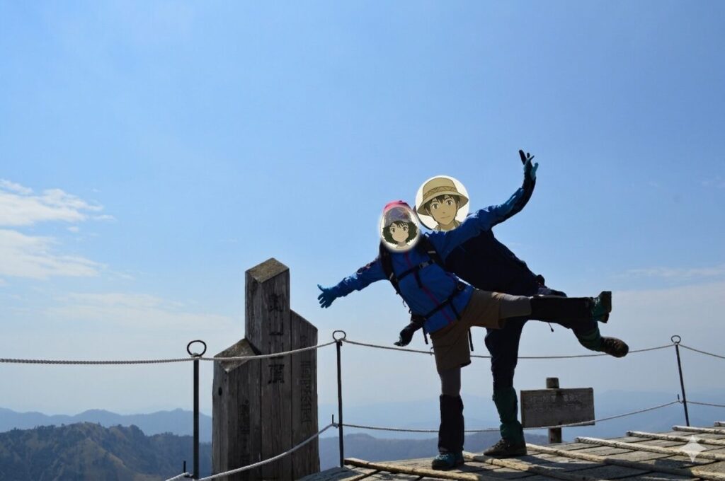 剣山山頂標識前でポーズするちぃとかめぴのイラスト