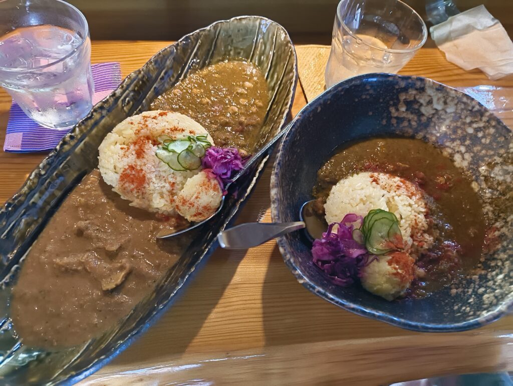 cafeひめゆりのこだわりランチカレー、左が二種盛、右が一種盛。グルテンフリー。