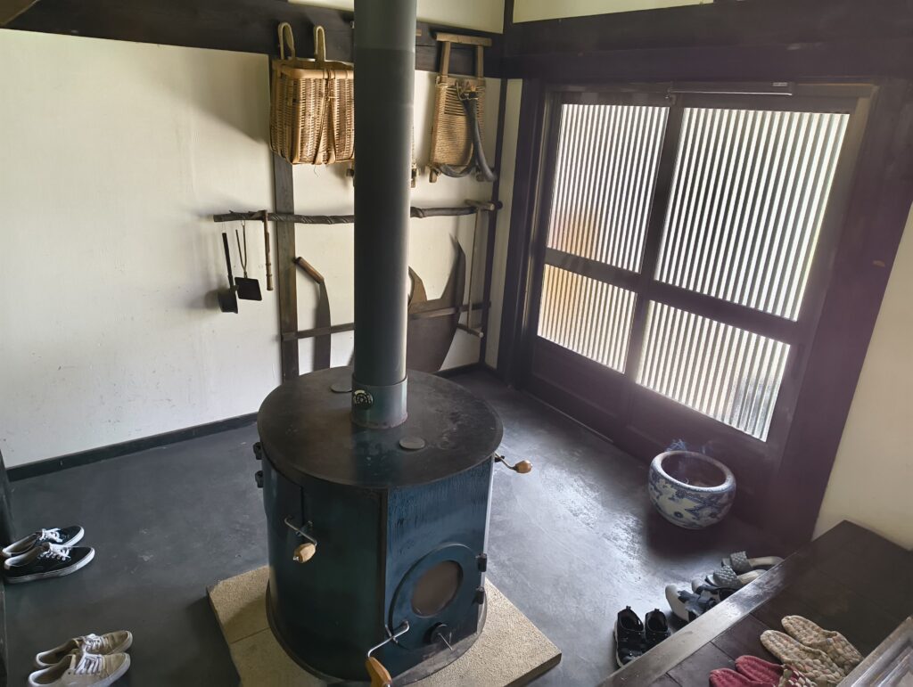 cafeひめゆりの入り口の土間にある大きな薪ストーブ