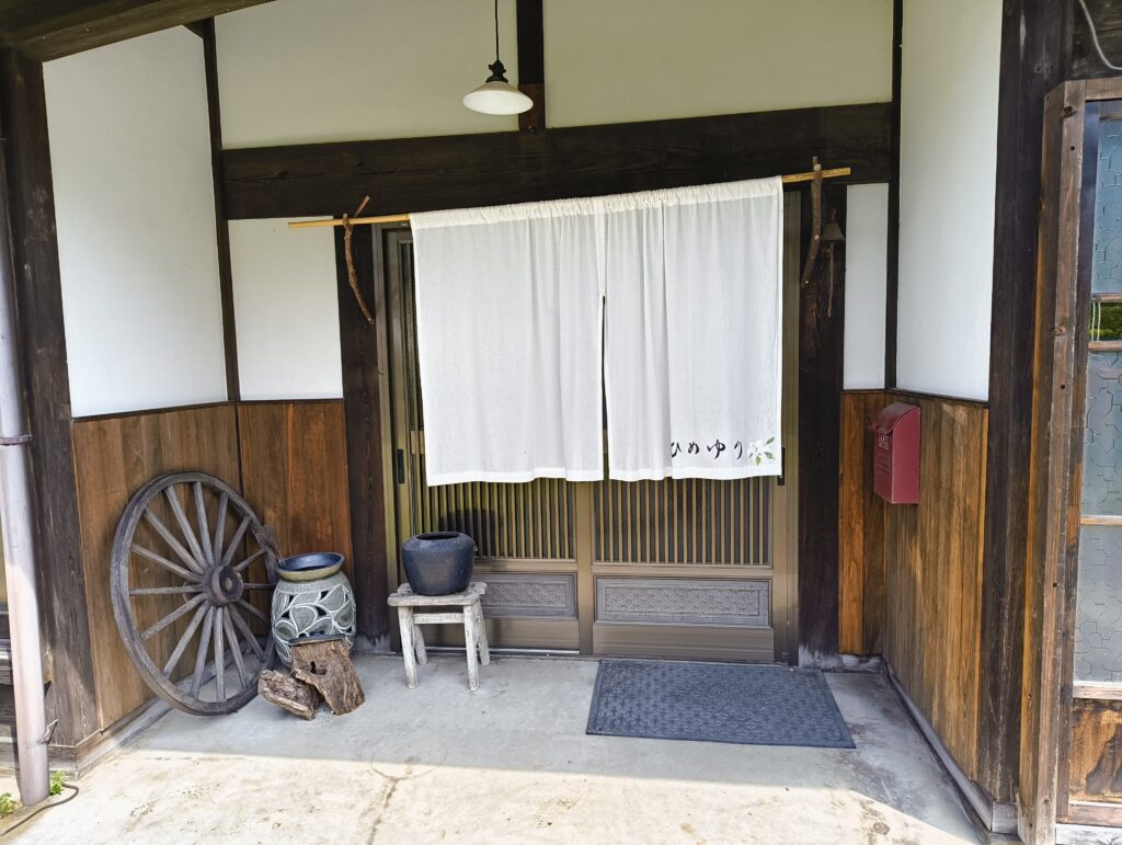 cafeひめゆりの入り口の暖簾