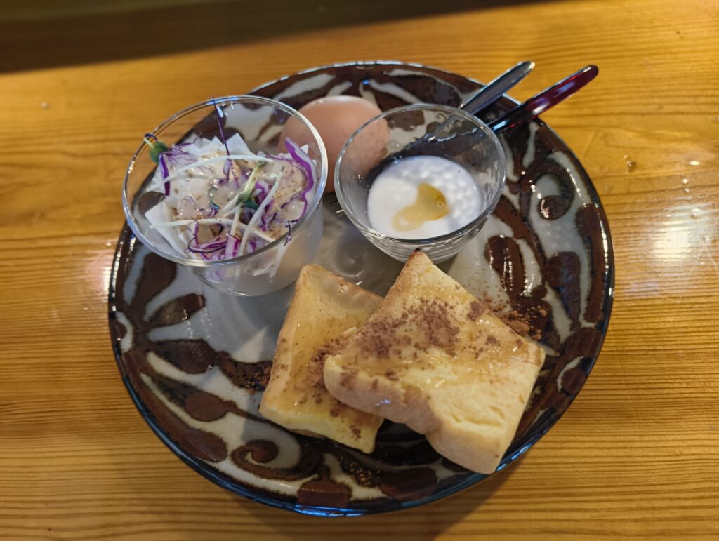 cafeひめゆりの美しく盛り付けされたモーニング。