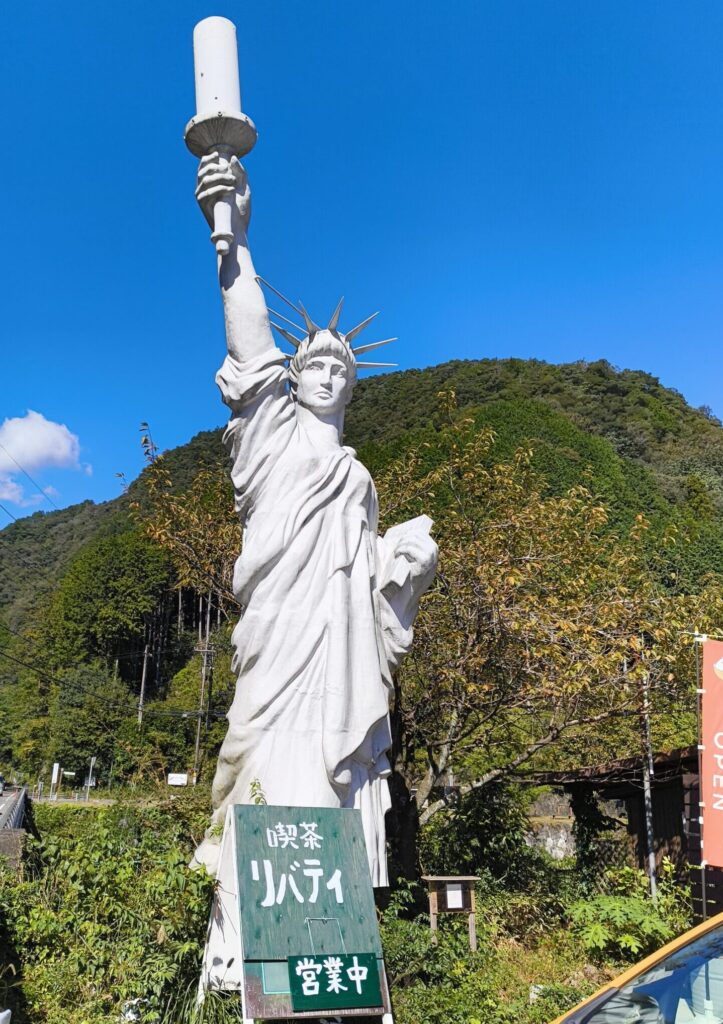 喫茶リバティの象徴、自由の女神像