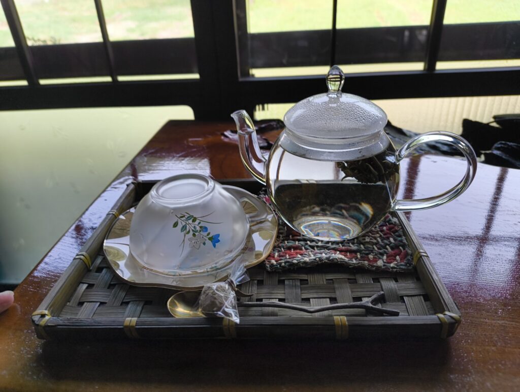 手毬茶の、お湯を入れた直後。まだ毬の状態で浮いている。