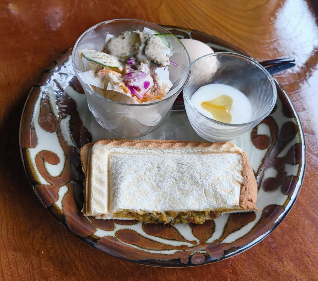 cafeひめゆりのモーニングセット。カレーのホットサンド