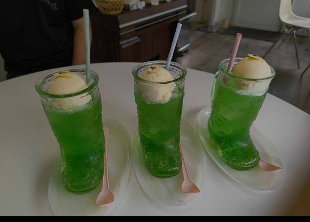 ケーキ喫茶niwaのメロンクリームソーダ