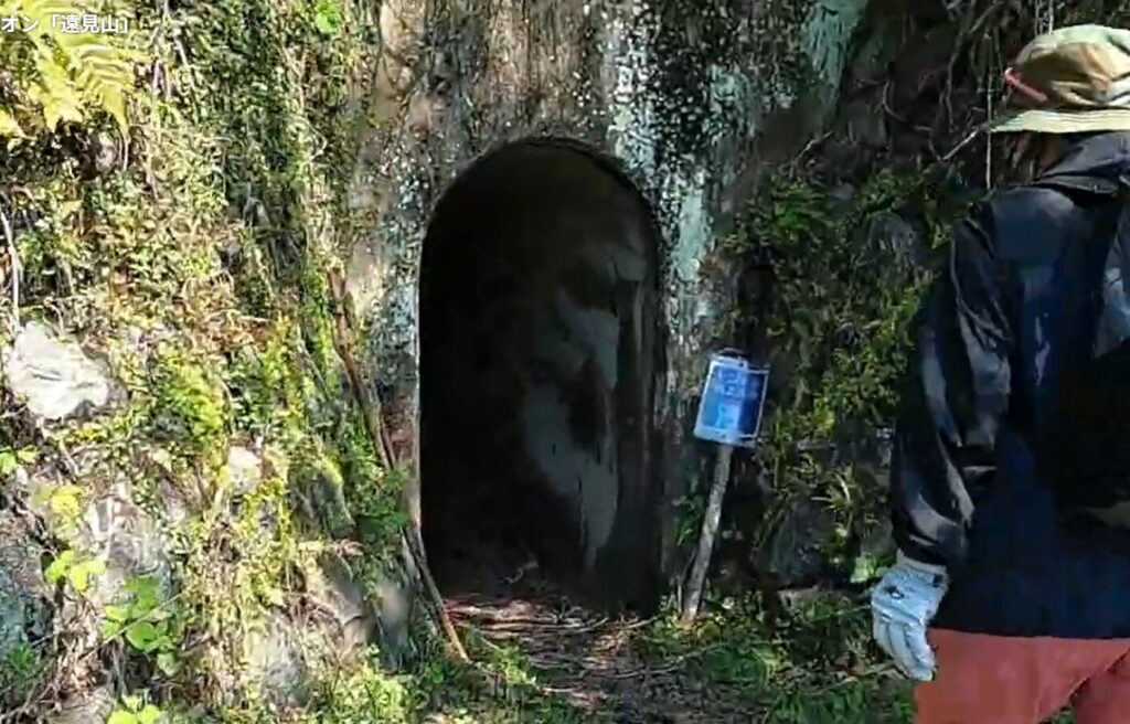 登山口のトンネル