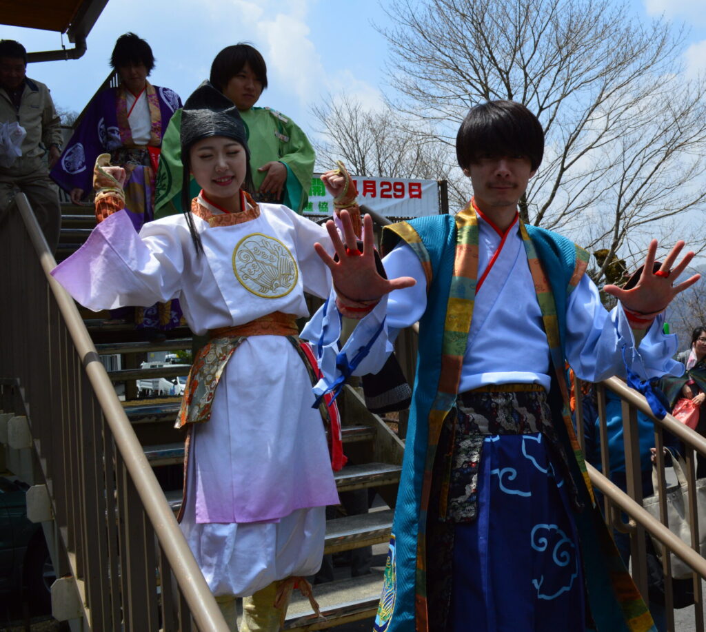 剣山開山祭の餅まきを終えた衣装姿の人たちがポーズしてくれた様子