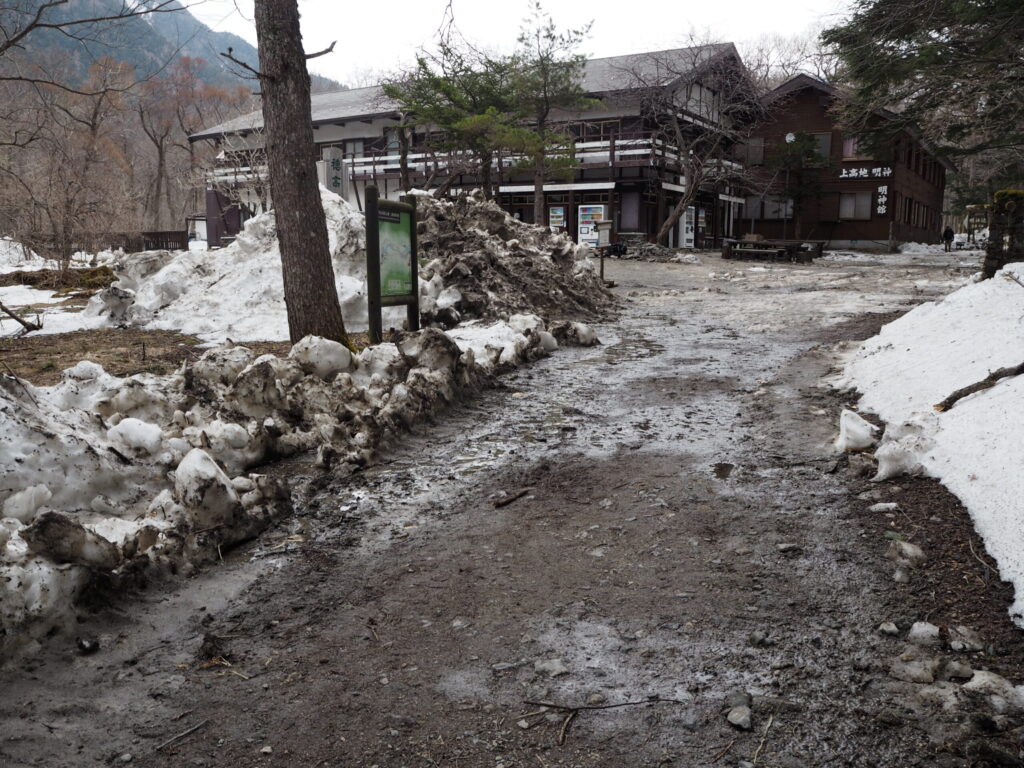 雪が多い時の明神館