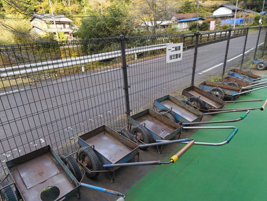 水を運ぶための台車が並んでいる写真