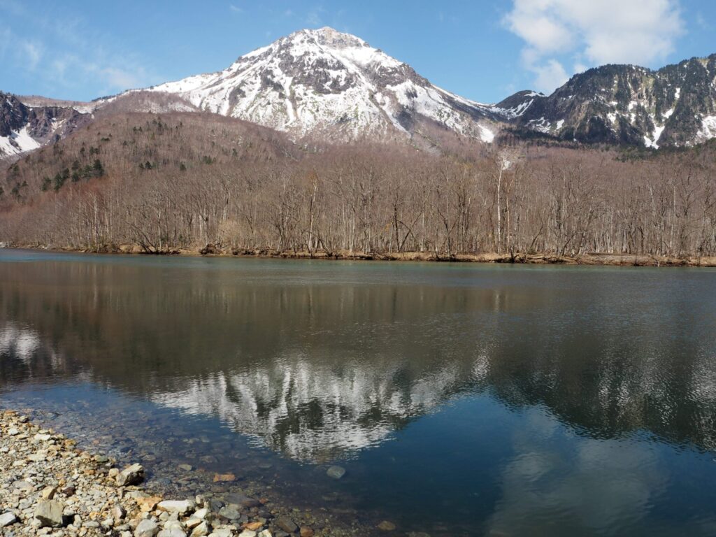 大正池から眺める焼岳の景色