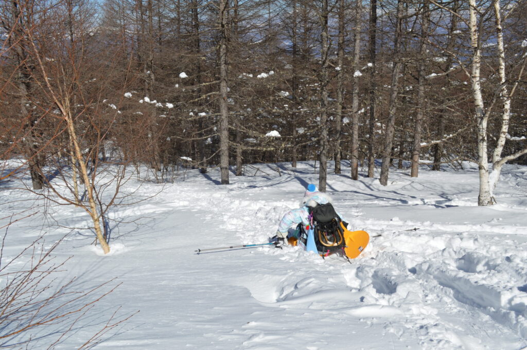 雪山ハイクを楽しむ女性の写真