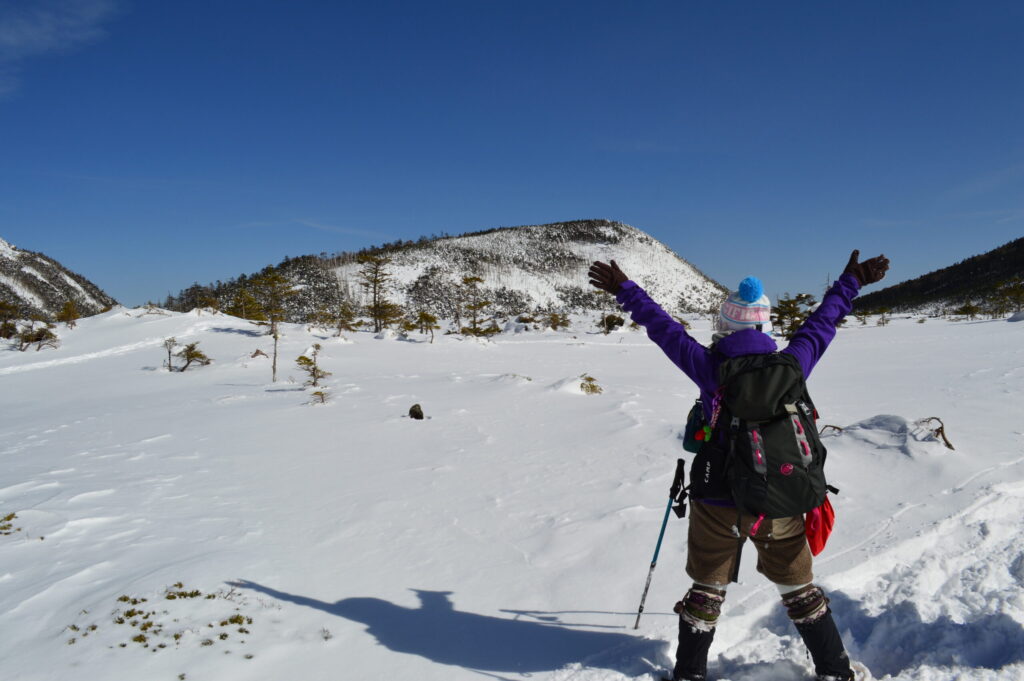 北横岳、冬の登山をしている写真