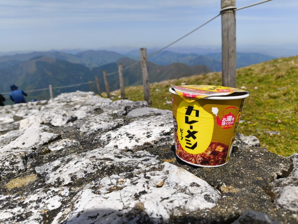 冬でも山専ボトルでカレーメシを作っている写真