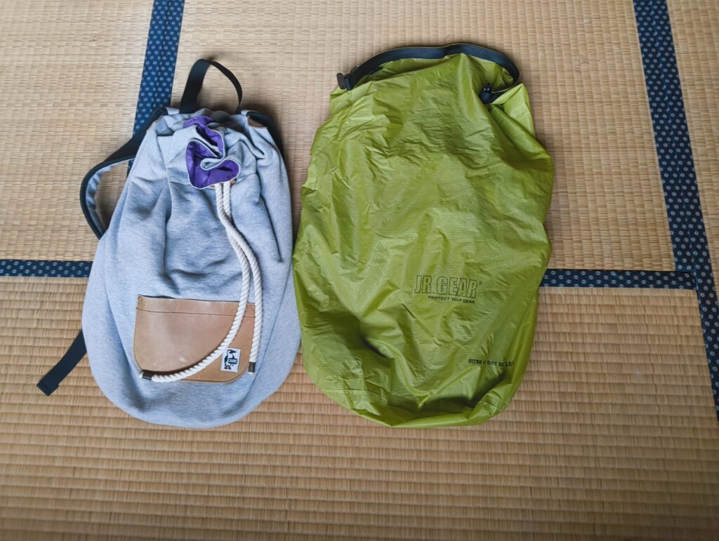 デイバックと比較して大きいスタッフバックの写真