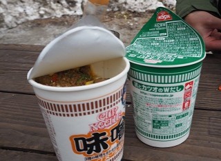 カップ麺が二つ、お湯を入れて食べる寸前の写真