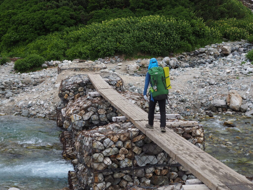 橋を渡る登山者の写真