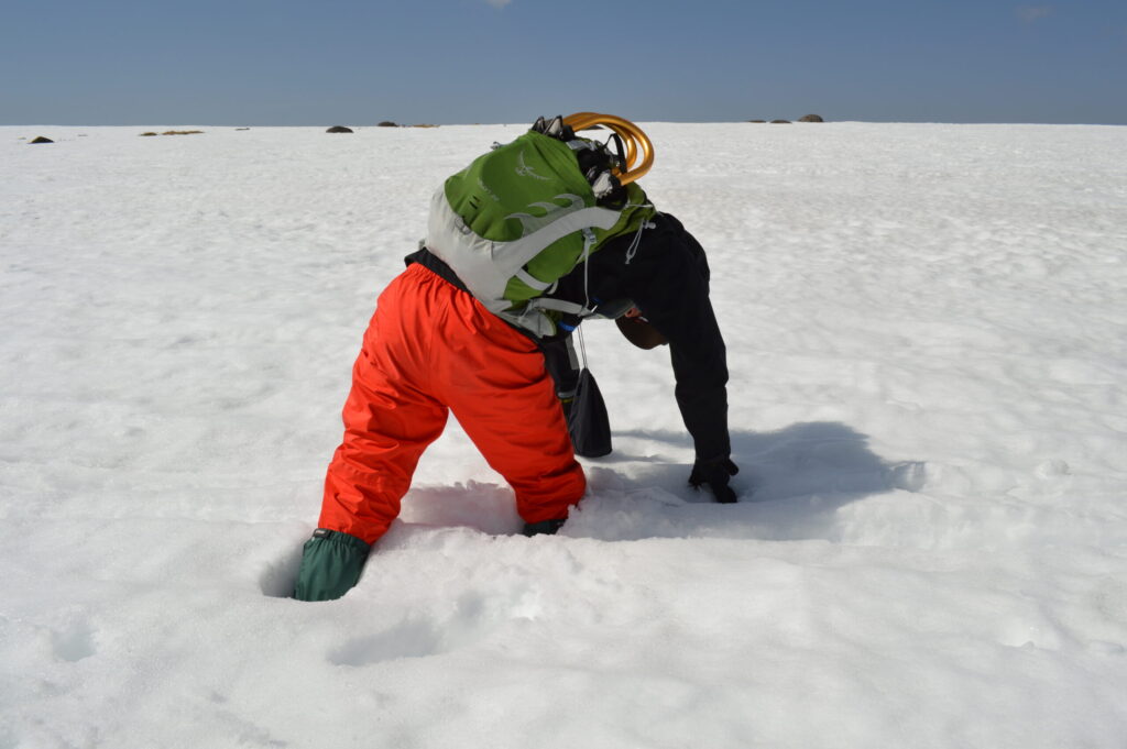表面の固めの雪を踏み抜いてハマったところの写真