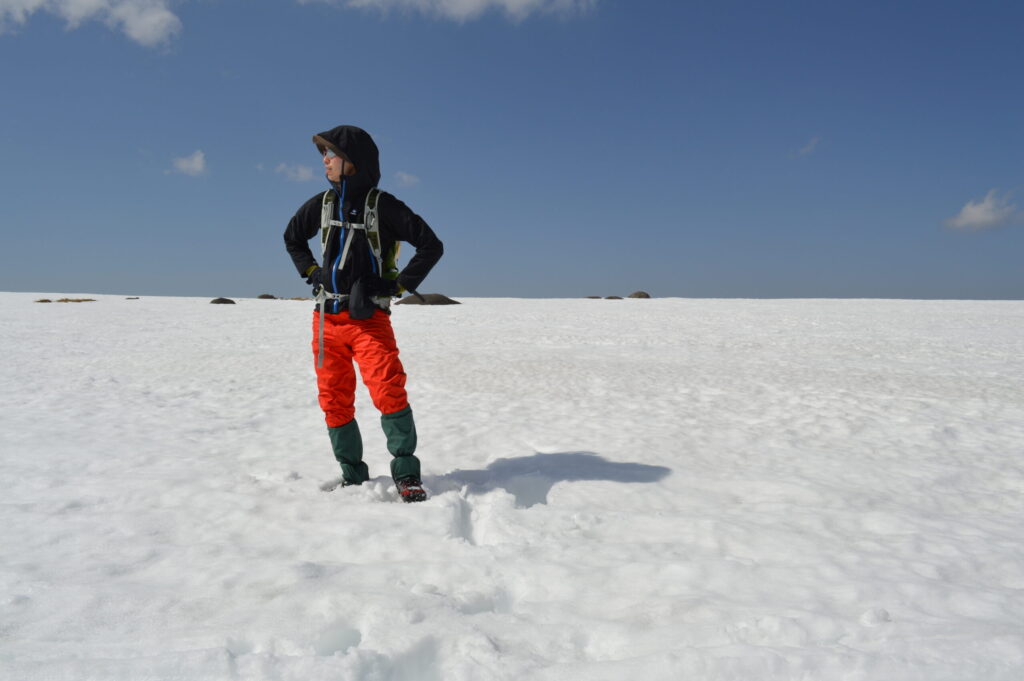 雪山で立っている男性の写真